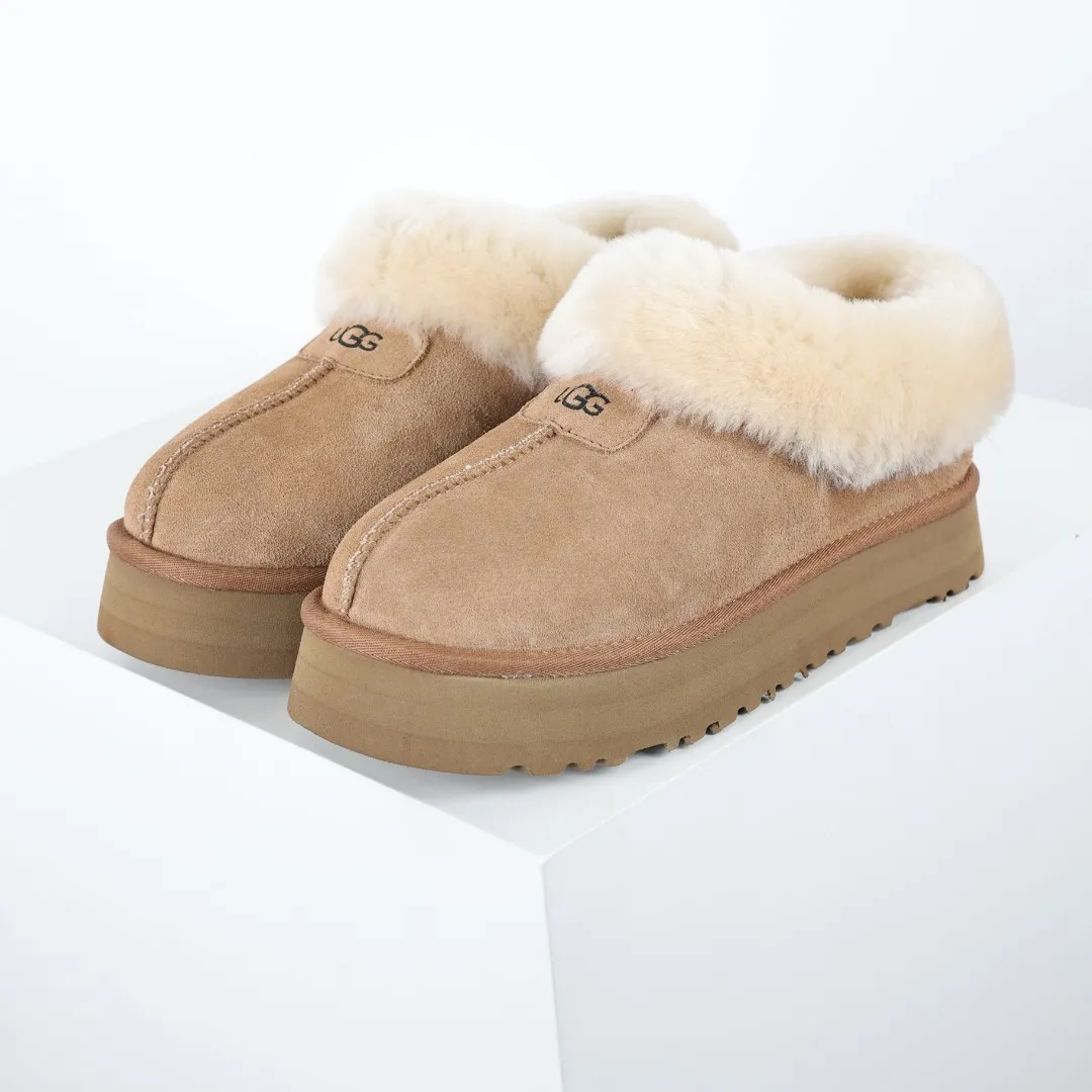 Pick up locally 💰540 Core recommendation with good price It is a very suitable choice for home use. In recent years, uug has launched a series of styles, which are partially geared towards the preferences of young consumers and have also moved to the forefront of fashion trends. Shoe body material: water-repellent coated suede upper, 17 mm UGGPURE™ implantable wool insole, lightweight non-slip and comfortable rubber outsole, with brand LOGO and trademark, with full packaging Size: 35 36 37 38 39 40